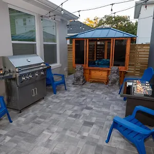  Holiday home Newly Constructed Modern Pet Friendly Zen With Private Theater & Hot Tub!